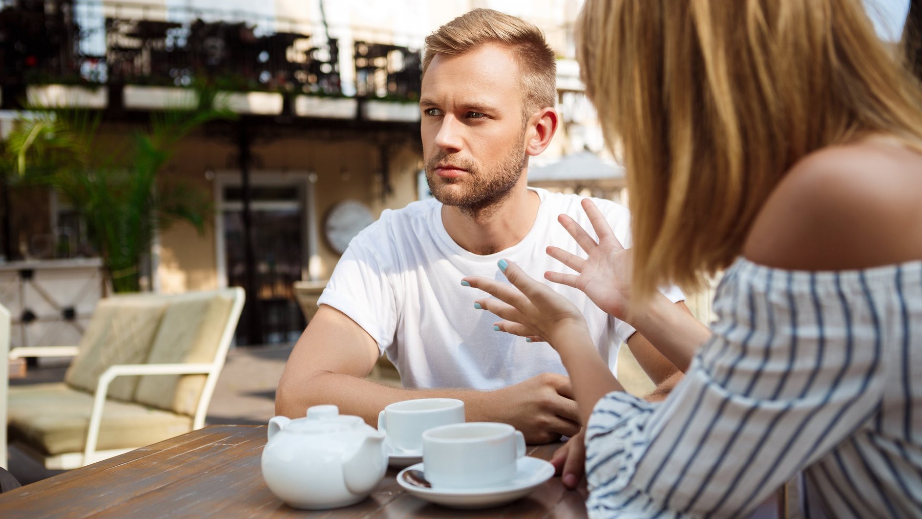 пара ссорится 