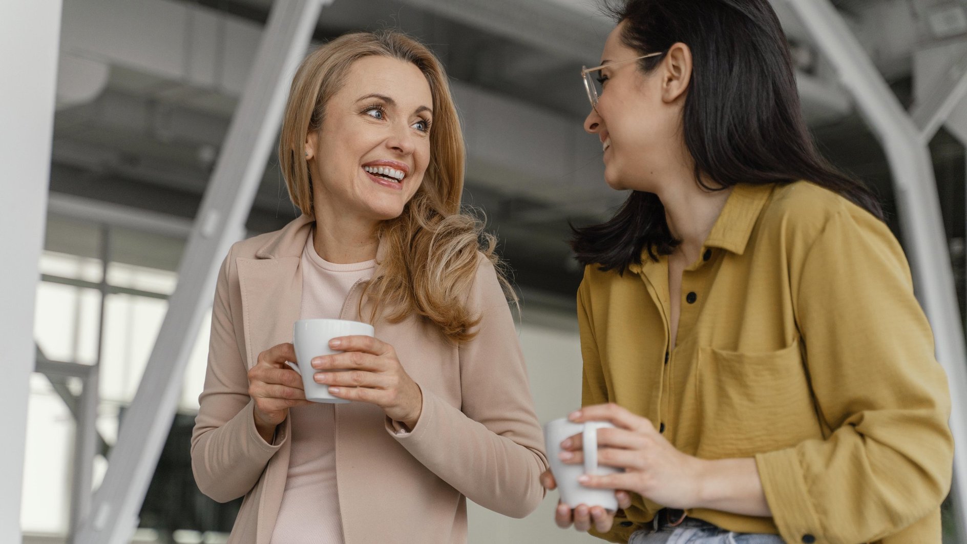 девушки общаются, выстроив границы