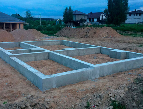 Ленточный фундамент для дома: виды, монтаж, плюсы и минусы