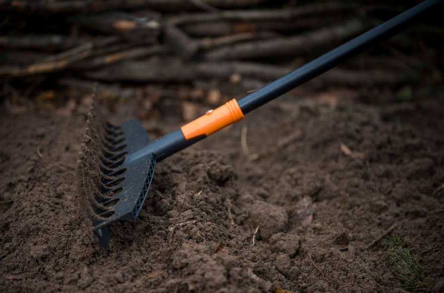 Рыхление почвы граблями