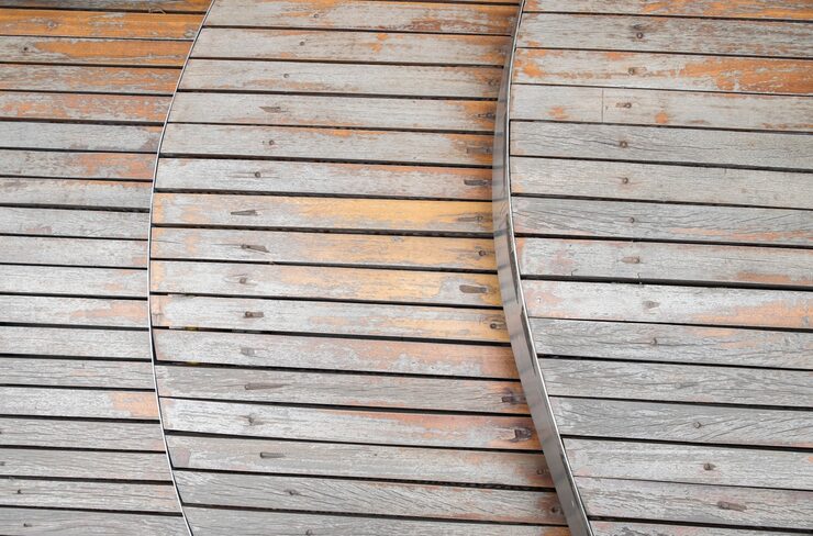 Монтаж полов из шпунтованной доски на лаги в загородном доме