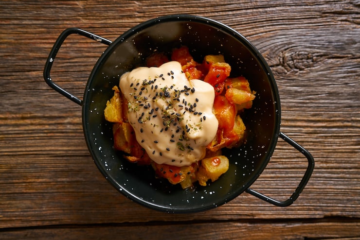 Для получения нежной и сочной куриной грудки на сковороде используйте метод маринования. Смешайте оливковое масло, сок лимона, чеснок и любимые специи. Оставьте грудку в маринаде на 30 минут. Это придаст мясу невероятный вкус и сочность.