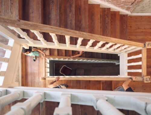 Как построить лестницу из дерева на второй этаж