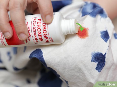 Step 2 Для удаления обширного пятна обработайте его перекисью водорода.