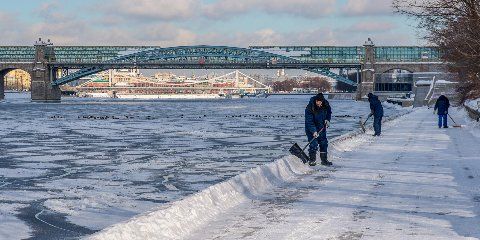 Куда жаловаться на неубранный снег и сосульки на крышах / Новости города / Сайт Москвы