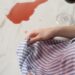 Как быстро убрать пятна от вина и жира с одежды